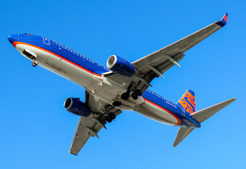 Photo of N828SY - Sun Country Airlines Boeing 737-800 at MKE on AeroXplorer Aviation Database