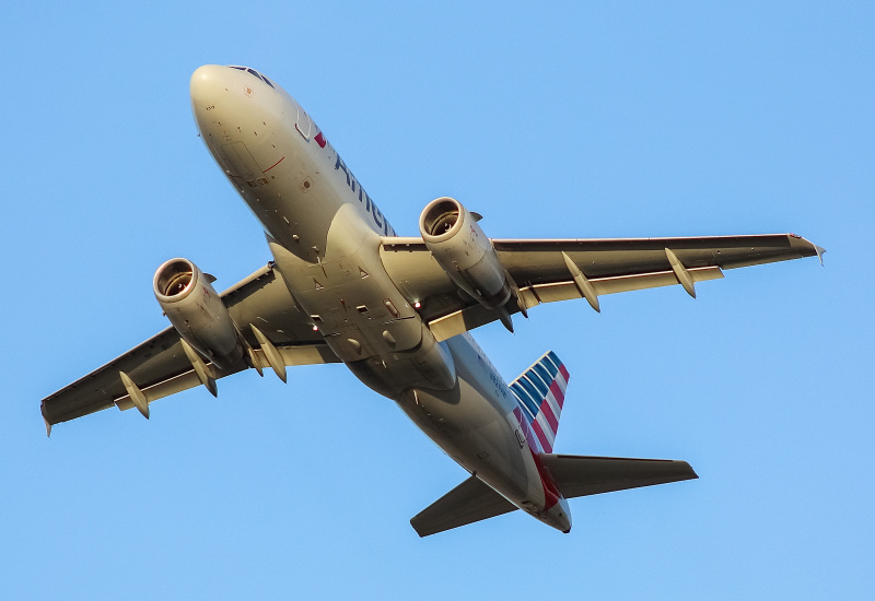 Photo of N824AW - American Airlines Airbus A319 at MKE on AeroXplorer Aviation Database