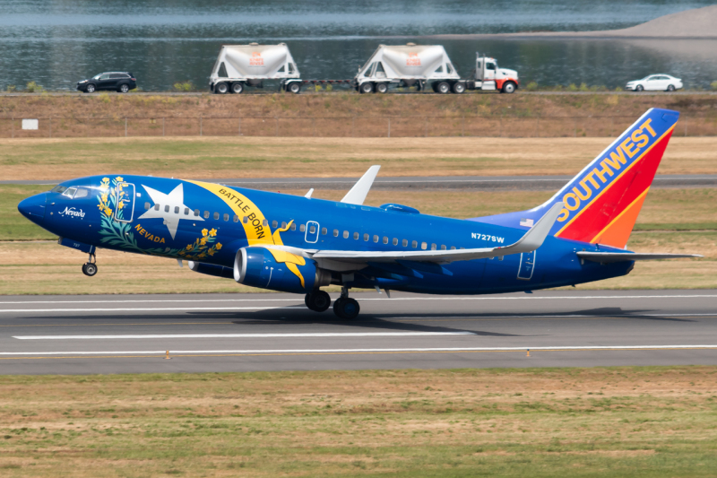 Photo of N727SW - Southwest Airlines Boeing 737-700 at PDX on AeroXplorer Aviation Database