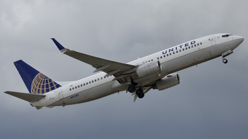 Photo of N37287 - United Airlines Boeing 737-800 at IAH on AeroXplorer Aviation Database