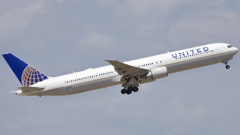 Photo of N67052 - United Airlines Boeing 767-400ER at IAH on AeroXplorer Aviation Database