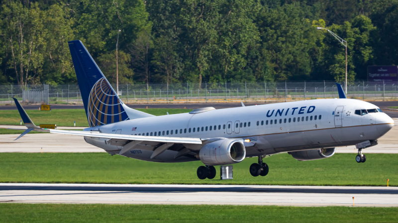 Photo of N87513 - United Airlines Boeing 737-800 at CMH on AeroXplorer Aviation Database
