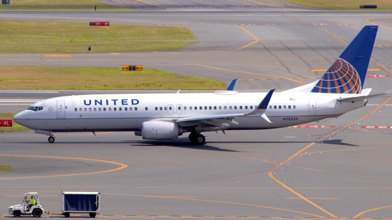 Photo of N76533 - United Airlines Boeing 737-800 at BOS on AeroXplorer Aviation Database