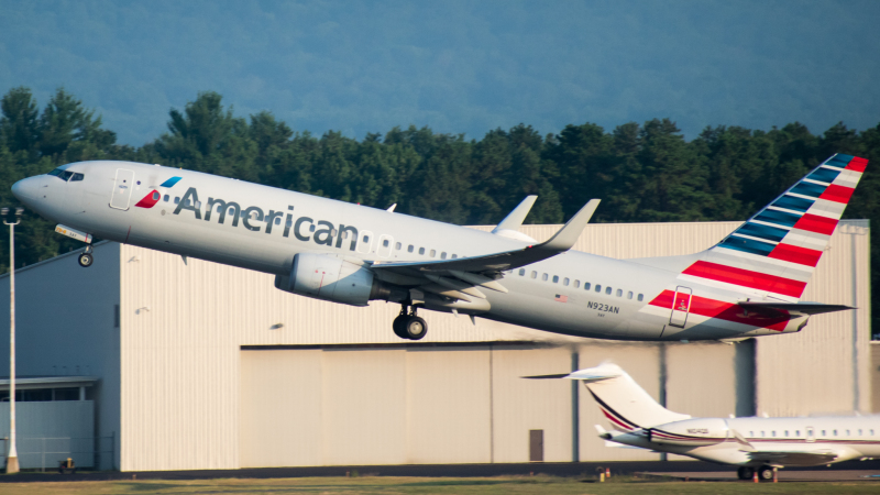 Photo of N923AN - American Airlines Boeing 737-800 at BDL on AeroXplorer Aviation Database
