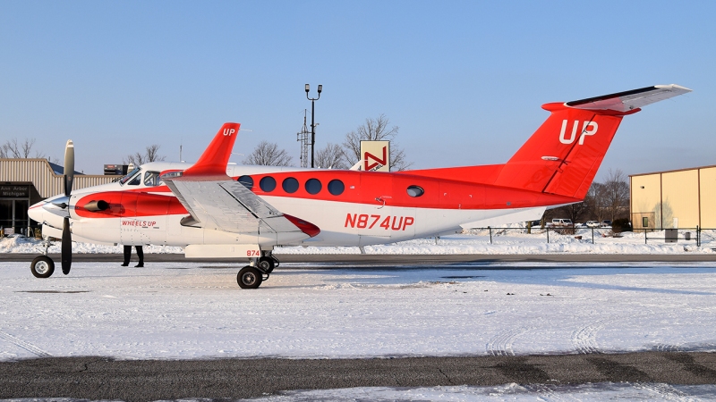 Photo of N874UP - Wheels Up Beech B300 Super King Air 350 at ARB on AeroXplorer Aviation Database