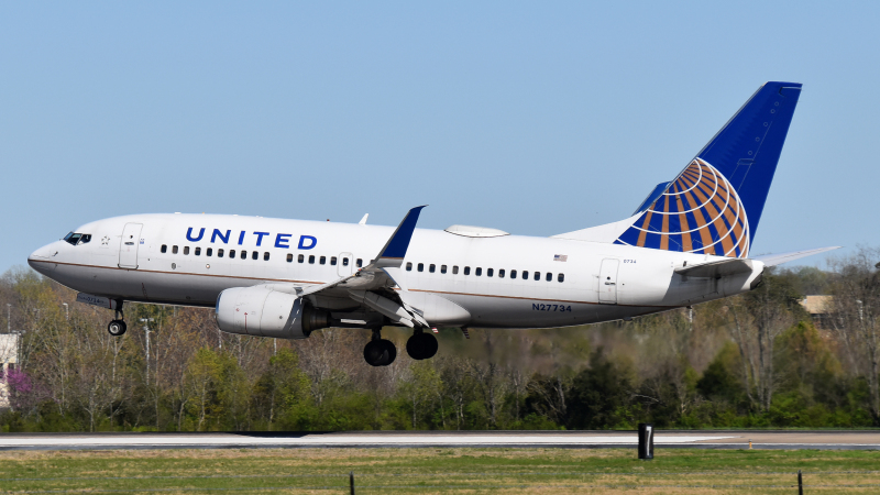 Photo of N27734 - United Airlines Boeing 737-700 at BNA on AeroXplorer Aviation Database