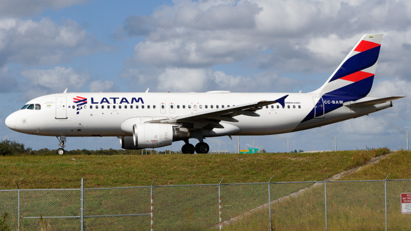 Photo of CC-BAW - LATAM Airbus A320 at MCO on AeroXplorer Aviation Database