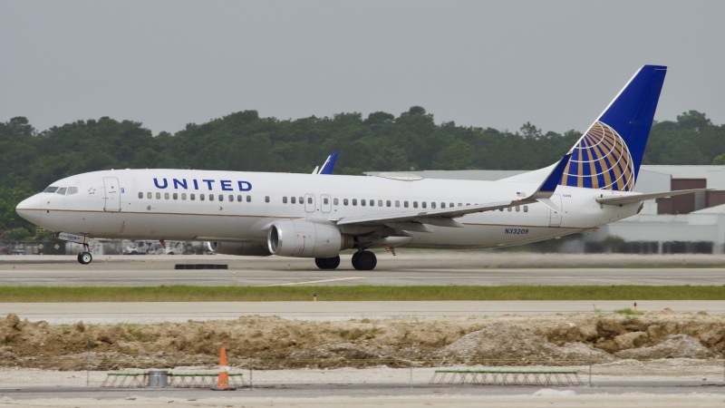 Photo of N33209 - United Airlines Boeing 737-800 at IAH on AeroXplorer Aviation Database