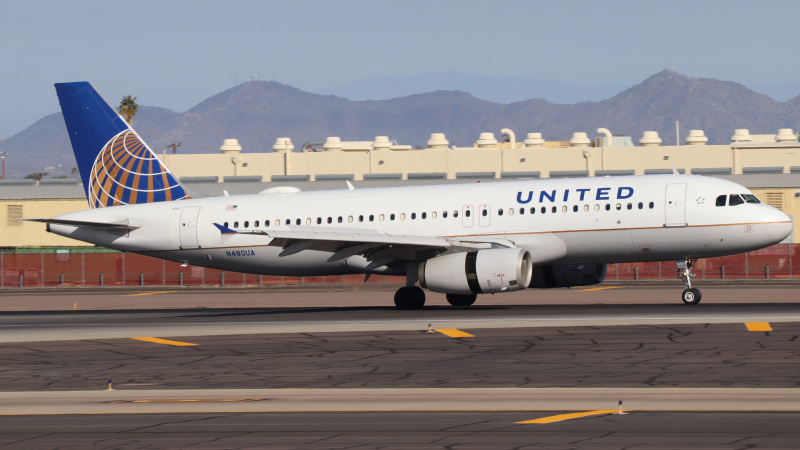 Photo of N480UA - United Airlines Airbus A320 at PHX on AeroXplorer Aviation Database