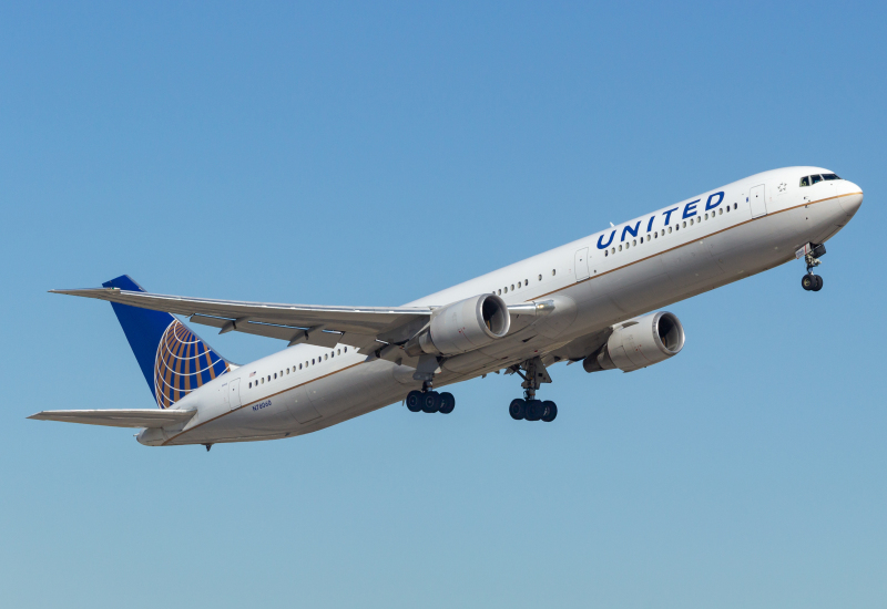 Photo of N78060 - United Airlines Boeing 767-400ER at IAH on AeroXplorer Aviation Database