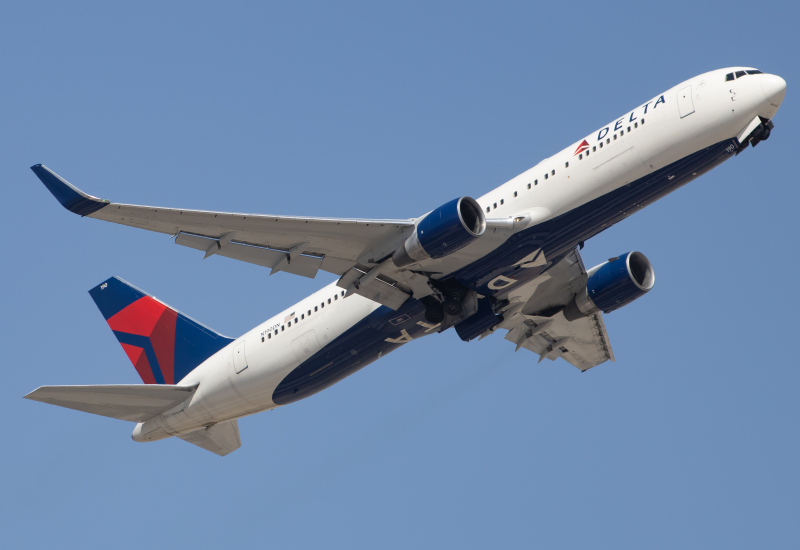 Photo of N190DN - Delta Airlines Boeing 767-300ER at PHX on AeroXplorer Aviation Database