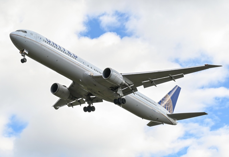 Photo of N78060 - United Airlines Boeing 767-400ER at IAD on AeroXplorer Aviation Database