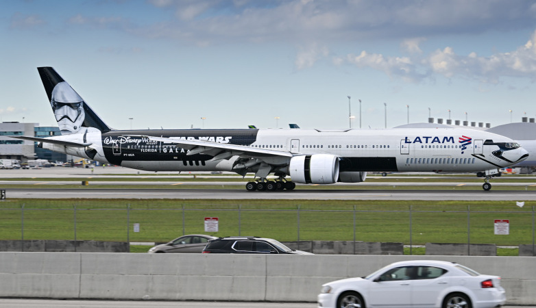 Photo of PT-MUA - LATAM Boeing 777-300ER at MIA on AeroXplorer Aviation Database