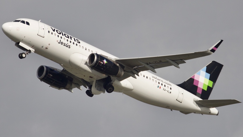 Photo of XA-VLM - Volaris Airbus A320 at IAH on AeroXplorer Aviation Database