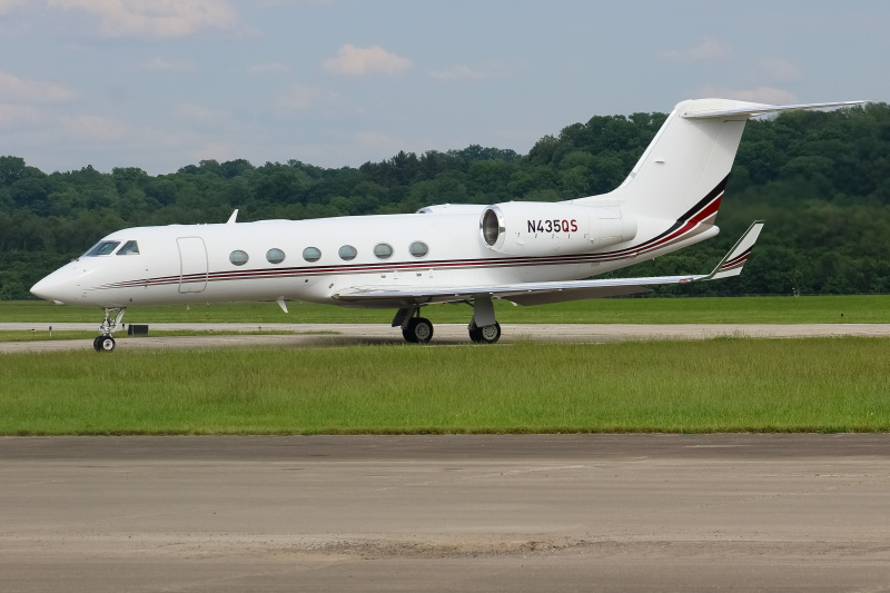 Photo of N435QS - NetJets Gulfstream IV at LUK on AeroXplorer Aviation Database