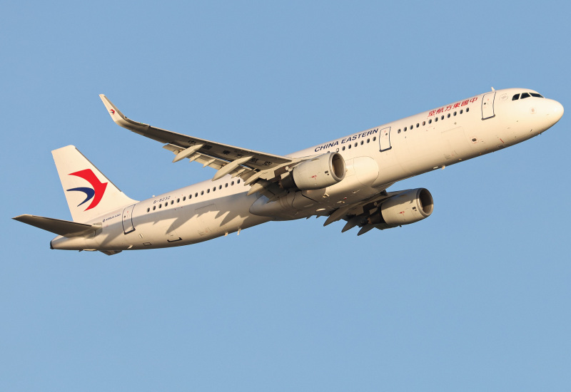 Photo of B-8232 - China Eastern Airlines Airbus A321-200 at HKG on AeroXplorer Aviation Database