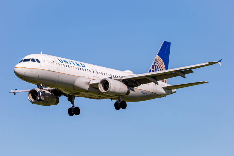 Photo of N454UA - United Airlines Airbus A320 at BWI on AeroXplorer Aviation Database