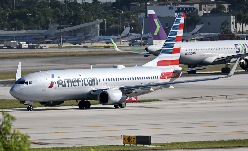 Photo of N833NN - American Airlines Boeing 737-800 at MIA on AeroXplorer Aviation Database