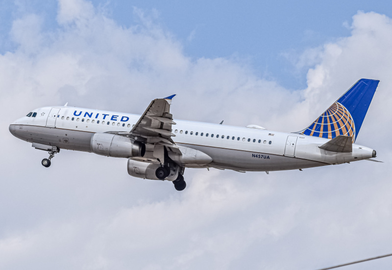 Photo of N457UA - United Airlines Airbus A319 at DEN on AeroXplorer Aviation Database