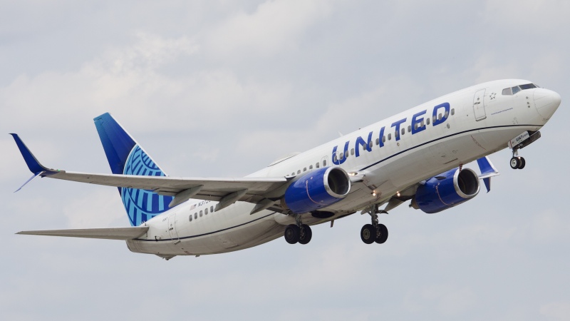Photo of N37267 - United Airlines Boeing 737-800 at IAH on AeroXplorer Aviation Database