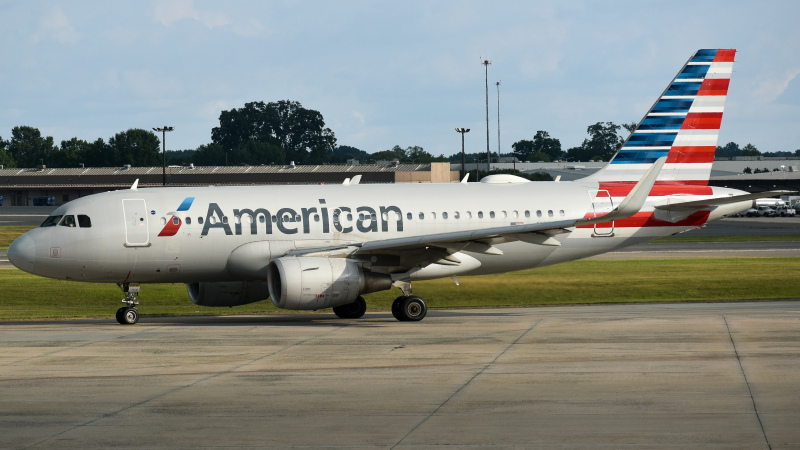 Photo of N9015D - American Airlines Airbus A319 at CLT on AeroXplorer Aviation Database