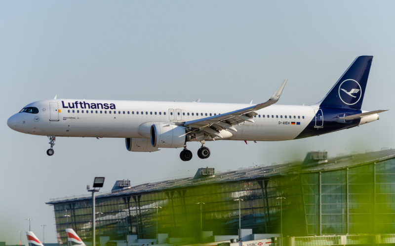 Photo of D-AIEH  - Lufthansa Airbus A321NEO at LHR on AeroXplorer Aviation Database