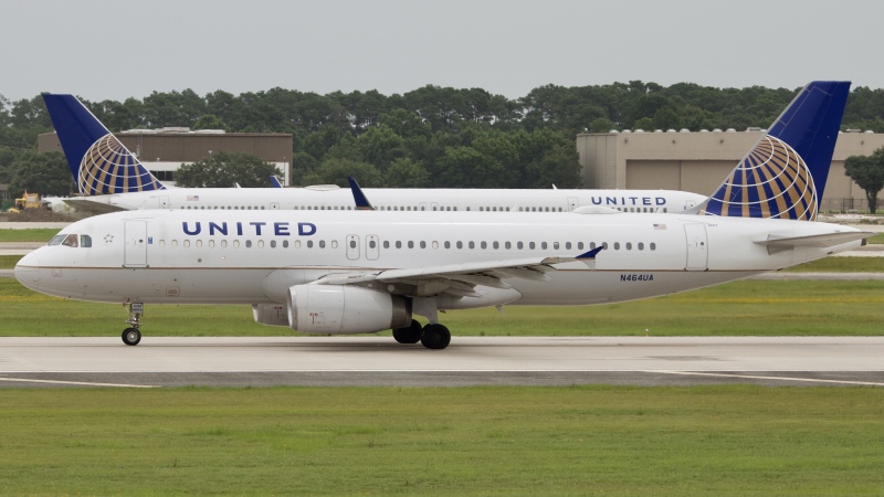 Photo of N464UA - United Airlines Airbus A320 at IAH on AeroXplorer Aviation Database