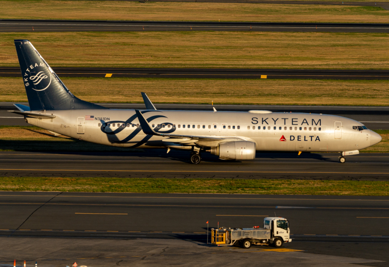 Photo of N381DN - Delta Airlines Boeing 737-800 at BOS on AeroXplorer Aviation Database