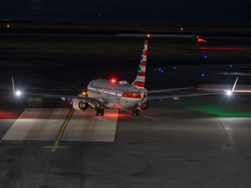 Photo of N960NN - American Airlines Boeing 737-800 at BOS on AeroXplorer Aviation Database