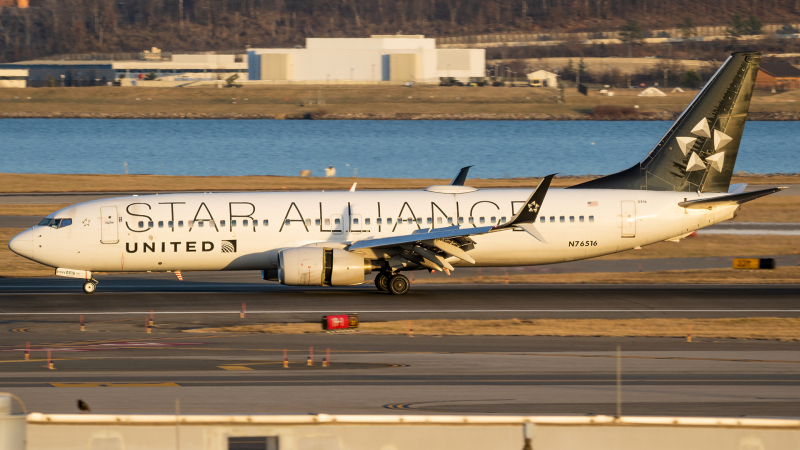 Photo of N76516 - United Airlines Boeing 737-800 at DCA on AeroXplorer Aviation Database