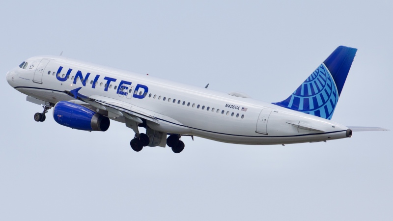 Photo of N426UA - United Airlines Airbus A320 at IAH on AeroXplorer Aviation Database