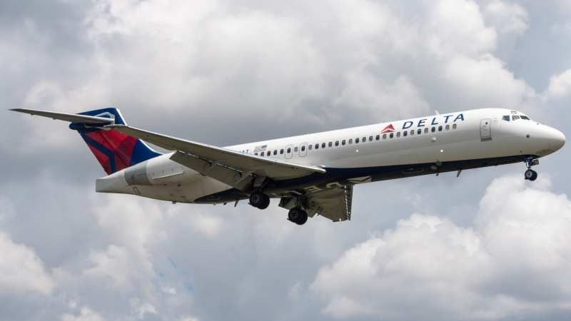 Photo of N951AT - Delta Airlines Boeing 717-200 at HOU on AeroXplorer Aviation Database