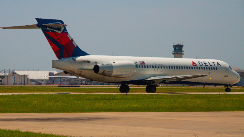 Photo of N932AT - Delta Airlines Boeing 717-200 at HOU on AeroXplorer Aviation Database