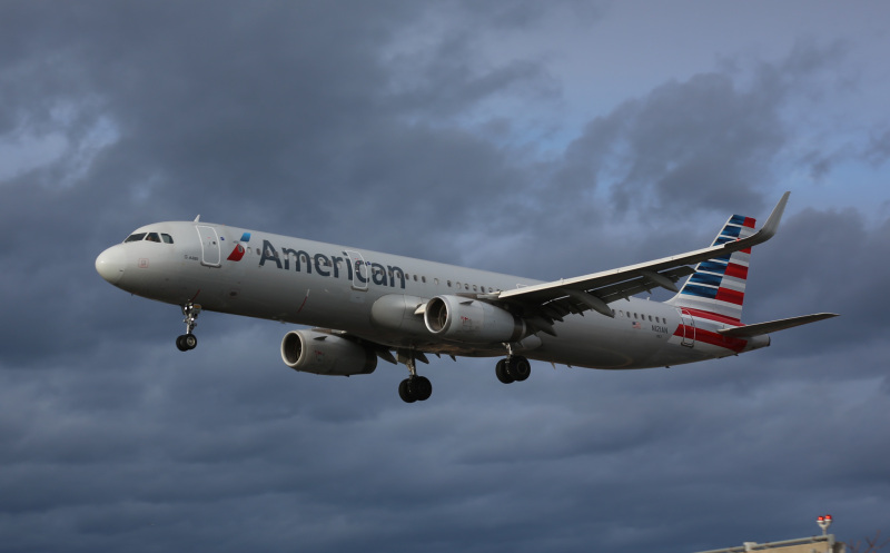 Photo of N121AN - American Airlines Airbus A321-200 at EWR on AeroXplorer Aviation Database