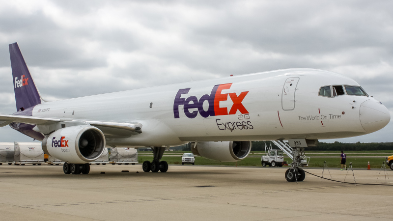 Photo of N933FD - FedEx Boeing 757-200 at IAD on AeroXplorer Aviation Database