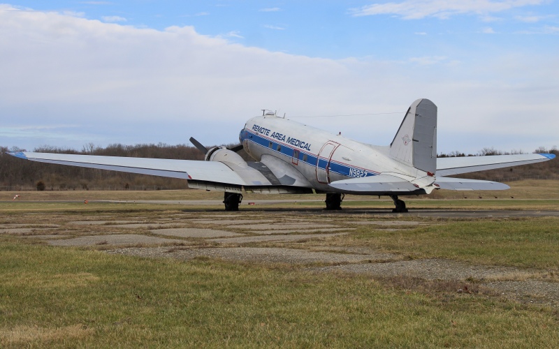 Photo of N9827 - PRIVATE Douglas DC-3 at HAO on AeroXplorer Aviation Database