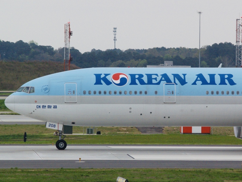 Photo of HL8208 - Korean Air  Boeing 777-300ER at ATL on AeroXplorer Aviation Database