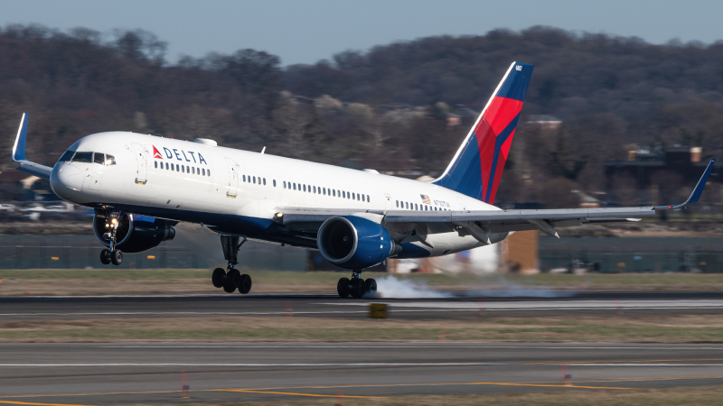 Photo of N710TW - Delta Airlines B757-200 at DCA on AeroXplorer Aviation Database