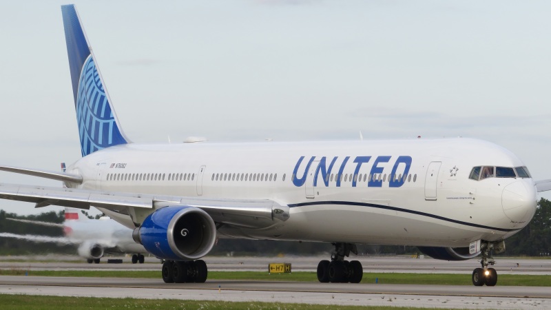 Photo of N76062 - United Airlines Boeing 767-400ER at MCO on AeroXplorer Aviation Database