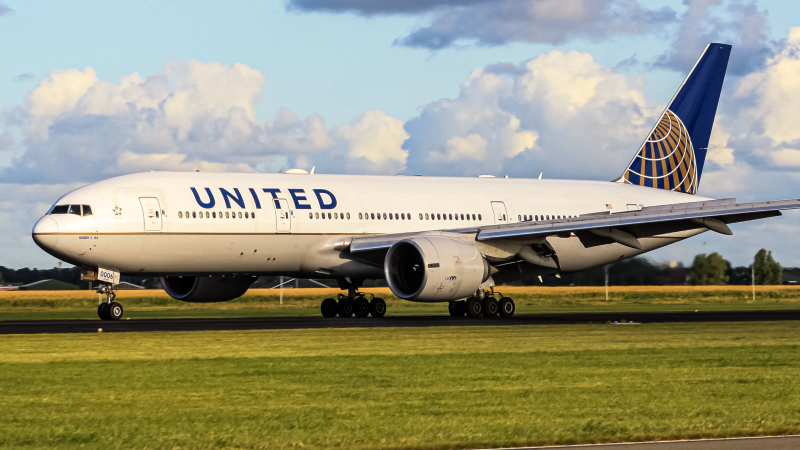 Photo of N77006 - United Airlines Boeing 777-200ER at AMS on AeroXplorer Aviation Database