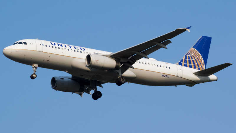 Photo of N425UA - United Airlines Airbus A320 at IAD on AeroXplorer Aviation Database