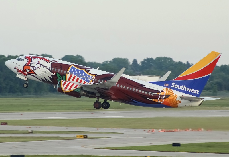 Photo of N918WN - Southwest Airlines Boeing 737-700 at MKE on AeroXplorer Aviation Database