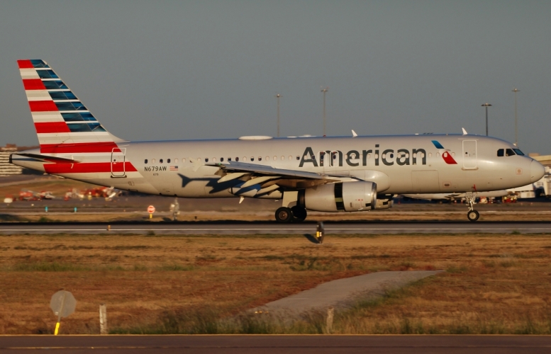 Photo of N679AW - American Airlines Airbus A320 at DFW on AeroXplorer Aviation Database