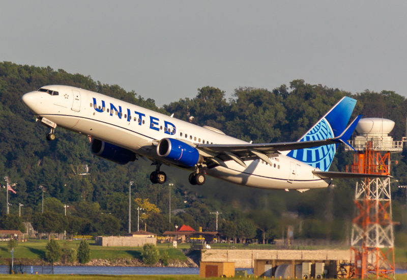 Photo of N76529 - United Airlines Boeing 737-800 at DCA on AeroXplorer Aviation Database