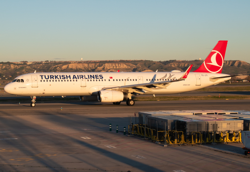 Photo of TC-JTI - Turkish Airlines Airbus A321-200 at MAD on AeroXplorer Aviation Database