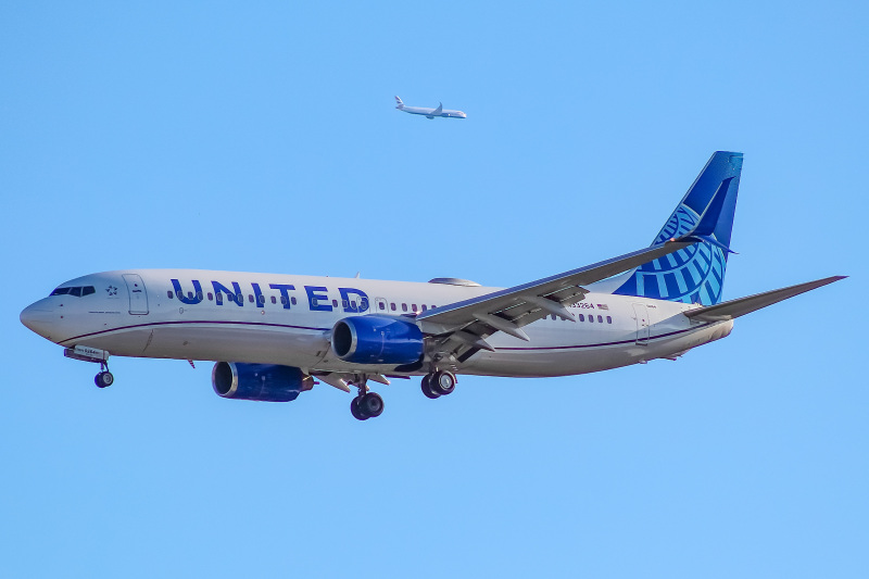 Photo of N33264 - United Airlines Boeing 737-800 at ORD on AeroXplorer Aviation Database
