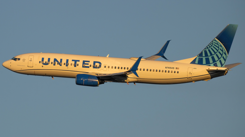 Photo of N76505 - United Airlines Boeing 737-800 at DCA on AeroXplorer Aviation Database