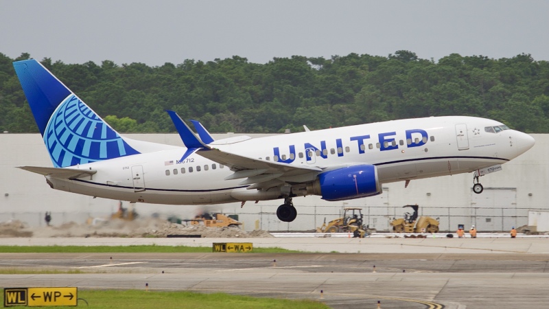 Photo of N15712 - United Airlines Boeing 737-700 at IAH on AeroXplorer Aviation Database