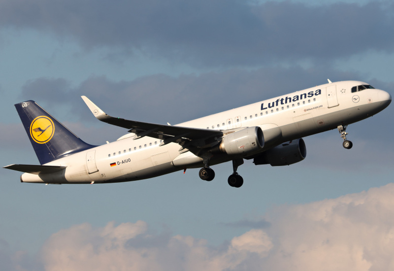 Photo of D-AIUO - Lufthansa Airbus A320 at BHX on AeroXplorer Aviation Database