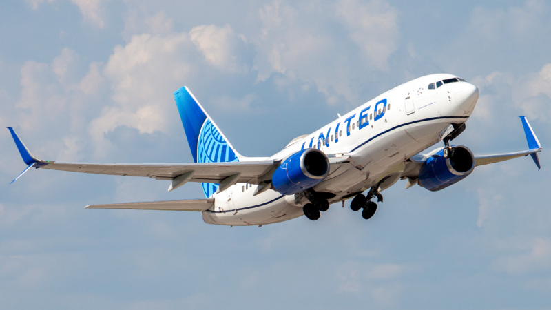 Photo of N24706 - United Airlines Boeing 737-700 at IAH on AeroXplorer Aviation Database